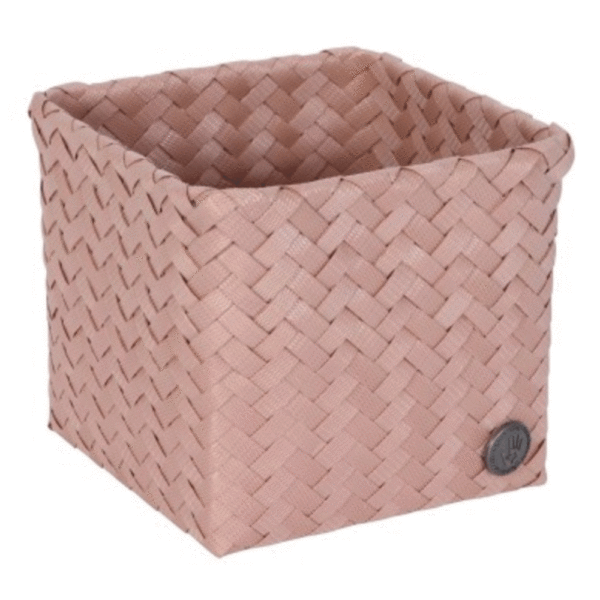 Le panier de rangement carré TOP Fit open square 15 de Handed By est un petit meuble de rangement pratique pour la chambre de bébé ou la salle de bain, par exemple. Idéal pour la coiffeuse, ou pour les petits objets présents dans la salle de bain, par exemple. Choisissez la bonne couleur et égayez immédiatement votre intérieur ! Le même panier est également disponible avec un couvercle de boîte à mouchoirs, consultez le carré Top FIT Tissuebox. Fabriqué à la main à partir de plastique recyclé.