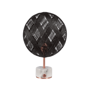 Lampe avec une base ronde en marbre équipée d'un variateur, une structure en métal, un abat-jour rond en abaca et équipée d'une cordelière textile. Taille S avec un abat-jour Ø26cm motif diamant. Caractéristiques techniques Dimensions HAUTEUR : 41 cm LARGEUR : 26 cm PROFONDEUR : 10 cm POIDS : 1,40 KG LONGUEUR : 26 cm Certifications CE : oui IP : IP 20 CLASSE : Classe 2 Matières COLORIS : cuivre/noir Ampoule CULOT : E27 PUISSANCE : 60 W