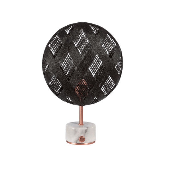 Lampe avec une base ronde en marbre équipée d'un variateur, une structure en métal, un abat-jour rond en abaca et équipée d'une cordelière textile. Taille S avec un abat-jour Ø26cm motif diamant. Caractéristiques techniques Dimensions HAUTEUR : 41 cm LARGEUR : 26 cm PROFONDEUR : 10 cm POIDS : 1,40 KG LONGUEUR : 26 cm Certifications CE : oui IP : IP 20 CLASSE : Classe 2 Matières COLORIS : cuivre/noir Ampoule CULOT : E27 PUISSANCE : 60 W
